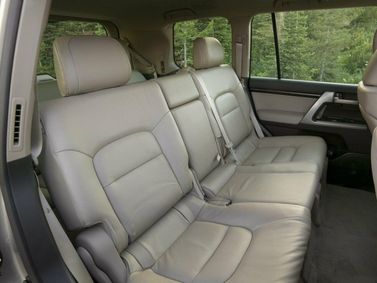 Toyota Land Cruiser السلسلة 200، دفع رباعي 5 أبواب — المقاعد الخلفية