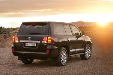 Toyota Land Cruiser 200 Series 200 Series Facelift 1، دفع رباعي 5 أبواب — منظر خلفي أيمن