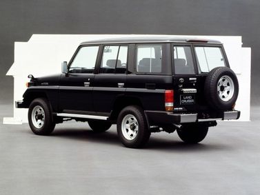 Toyota Land Cruiser السلسلة 70، دفع رباعي 5 أبواب — منظر خلفي أيسر