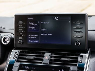 Toyota Land Cruiser السلسلة 300، دفع رباعي 5 أبواب — شاشة نظام المعلومات والترفيه