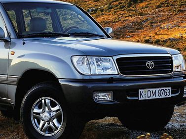 Toyota Land Cruiser السلسلة 100، دفع رباعي 5 أبواب — منظر أمامي أيمن