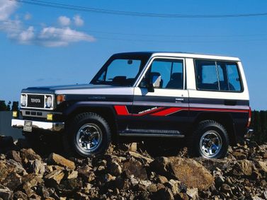 Toyota Land Cruiser السلسلة 70، دفع رباعي 3 أبواب — منظر أمامي أيسر