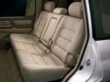 Toyota Land Cruiser السلسلة 100، دفع رباعي 5 أبواب — المقاعد الخلفية