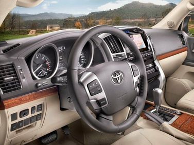 Toyota Land Cruiser 200 Series 200 Series Facelift 1، دفع رباعي 5 أبواب — منطقة السائق