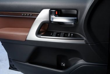 Toyota Land Cruiser 200 Series 200 Series Facelift 2، دفع رباعي 5 أبواب — تفصيل داخلي