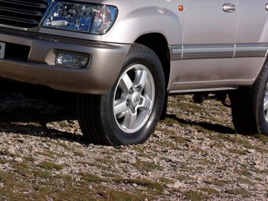 Toyota Land Cruiser سلسلة 100 Series 100 Facelift 1، دفع رباعي 5 أبواب — منظر أمامي أيمن