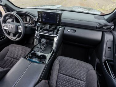 Toyota Land Cruiser السلسلة 300، دفع رباعي 5 أبواب — منطقة السائق