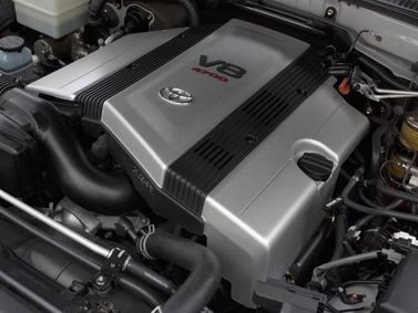 Toyota Land Cruiser سلسلة 100 Series 100 Facelift 1، دفع رباعي 5 أبواب — حجرة المحرك