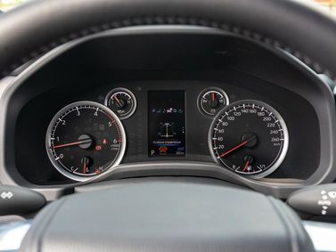 Toyota Land Cruiser السلسلة 300، دفع رباعي 5 أبواب — لوحة العدادات