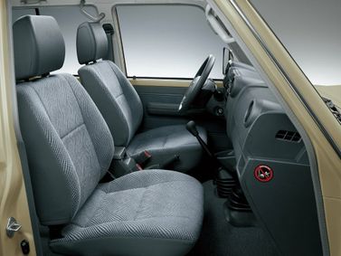 Toyota Land Cruiser 70 Series 70 Series Facelift 1، دفع رباعي 5 أبواب 76 — منطقة السائق