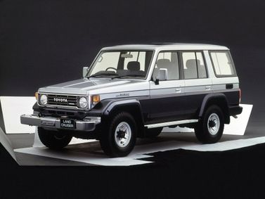 Toyota Land Cruiser السلسلة 70، دفع رباعي 5 أبواب — منظر أمامي أيسر