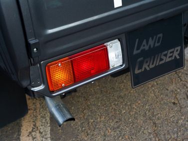 Toyota Land Cruiser 70 Series 70 Series Facelift 2، بيك أب بكابينة مزدوجة 79 — المصباح الخلفي