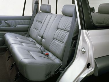 Toyota Land Cruiser شد وجه السلسلة 80، دفع رباعي 5 أبواب — المقاعد الخلفية