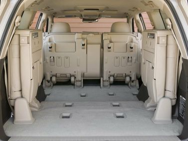 Toyota Land Cruiser السلسلة 200، دفع رباعي 5 أبواب — حجرة الأمتعة
