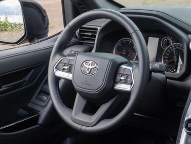 Toyota Land Cruiser السلسلة 300، دفع رباعي 5 أبواب — عجلة القيادة