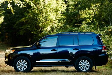 Toyota Land Cruiser 200 Series 200 Series Facelift 2، دفع رباعي 5 أبواب — منظر من الجانب الأيسر