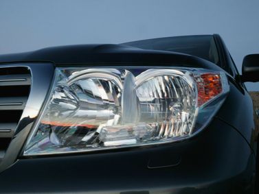 Toyota Land Cruiser السلسلة 200، دفع رباعي 5 أبواب — المصباح الأمامي