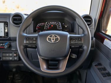 Toyota Land Cruiser 70 Series 70 Series Facelift 2، بيك أب بكابينة مزدوجة 79 — عجلة القيادة