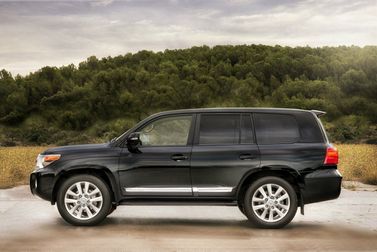 Toyota Land Cruiser 200 Series 200 Series Facelift 1، دفع رباعي 5 أبواب — منظر من الجانب الأيسر
