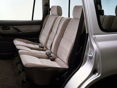Toyota Land Cruiser السلسلة 80، دفع رباعي 5 أبواب — المقاعد الخلفية