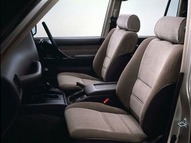Toyota Land Cruiser السلسلة 80، دفع رباعي 5 أبواب — المقاعد الأمامية