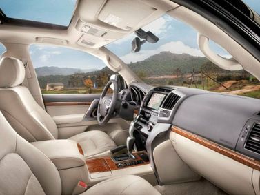 Toyota Land Cruiser 200 Series 200 Series Facelift 1، دفع رباعي 5 أبواب — منظر عام للمقصورة