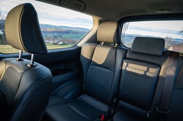 Toyota Land Cruiser Prado 150 Series 150 Series Facelift 2، دفع رباعي 3 أبواب — المقاعد الخلفية