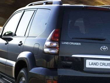 Toyota Land Cruiser Prado سلسلة 120، دفع رباعي 5 أبواب — منظر خلفي أيسر