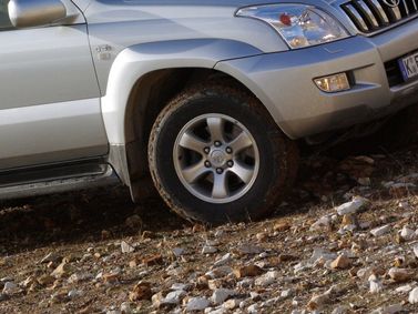 Toyota Land Cruiser Prado سلسلة 120، دفع رباعي 3 أبواب — منظر أمامي أيمن