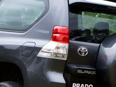 Toyota Land Cruiser Prado السلسلة 150، دفع رباعي 3 أبواب — الجزء الخلفي من السيارة عن قرب