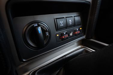 Toyota Land Cruiser Prado 150 Series 150 Series Facelift 2، دفع رباعي 3 أبواب — الكونسول الوسطي