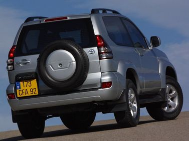 Toyota Land Cruiser Prado سلسلة 120، دفع رباعي 3 أبواب — منظر خلفي أيمن