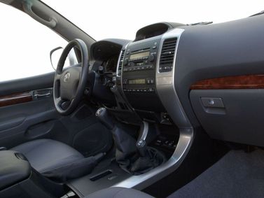 Toyota Land Cruiser Prado سلسلة 120، دفع رباعي 5 أبواب — منطقة السائق