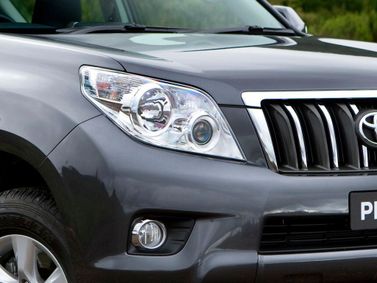 Toyota Land Cruiser Prado السلسلة 150، دفع رباعي 3 أبواب — الجزء الأمامي من السيارة عن قرب