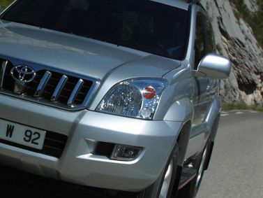 Toyota Land Cruiser Prado سلسلة 120، دفع رباعي 3 أبواب — منظر أمامي أيمن