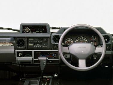 Toyota Land Cruiser Prado السلسلة 70، دفع رباعي 3 أبواب — لوحة القيادة