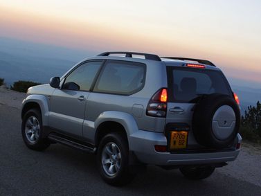 Toyota Land Cruiser Prado سلسلة 120، دفع رباعي 3 أبواب — منظر خلفي أيمن