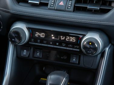 Toyota RAV4 V (XA50)، دفع رباعي 5 أبواب — الكونسول الوسطي