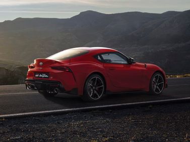 Toyota Supra V (A90)، كوبيه — منظر خلفي أيمن