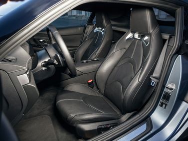 Toyota Supra V (A90)، كوبيه — المقاعد الأمامية