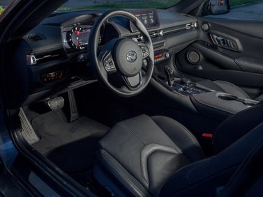 Toyota Supra V (A90)، كوبيه — منطقة السائق