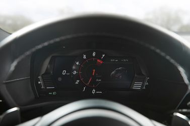 Toyota Supra V (A90)، كوبيه — لوحة العدادات