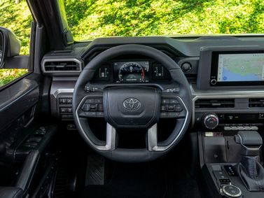 Toyota Tacoma رابعاً، بيك أب بكابينة مزدوجة — منطقة السائق