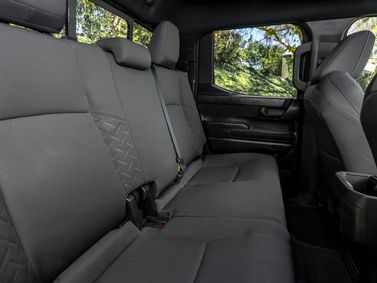 Toyota Tacoma رابعاً، بيك أب بكابينة مزدوجة — المقاعد الخلفية