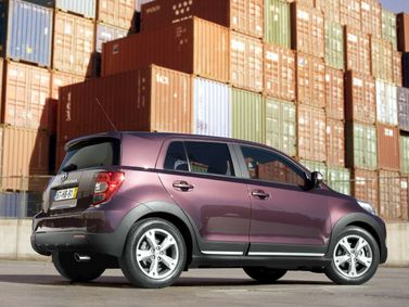 Toyota Urban Cruiser I, Хэтчбек 5 дв. — вид сзади справа