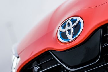 Toyota Yaris IV (XP210), Хэтчбек 5 дв. — эмблема и обозначение модели