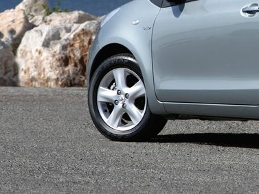 Toyota Yaris ثانياً، هاتشباك 3 أبواب — جنط العجلة
