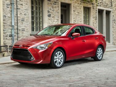 Toyota Yaris DJ/DL, Седан — вид спереди слева
