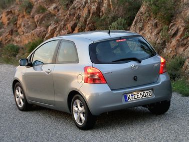 Toyota Yaris ثانياً، هاتشباك 3 أبواب — منظر خلفي أيمن