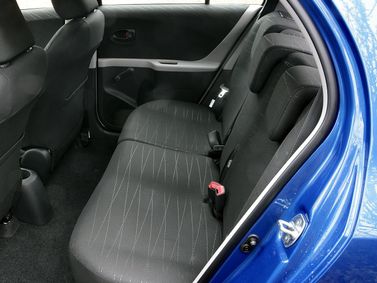 Toyota Yaris ثانياً، هاتشباك 5 أبواب — المقاعد الخلفية